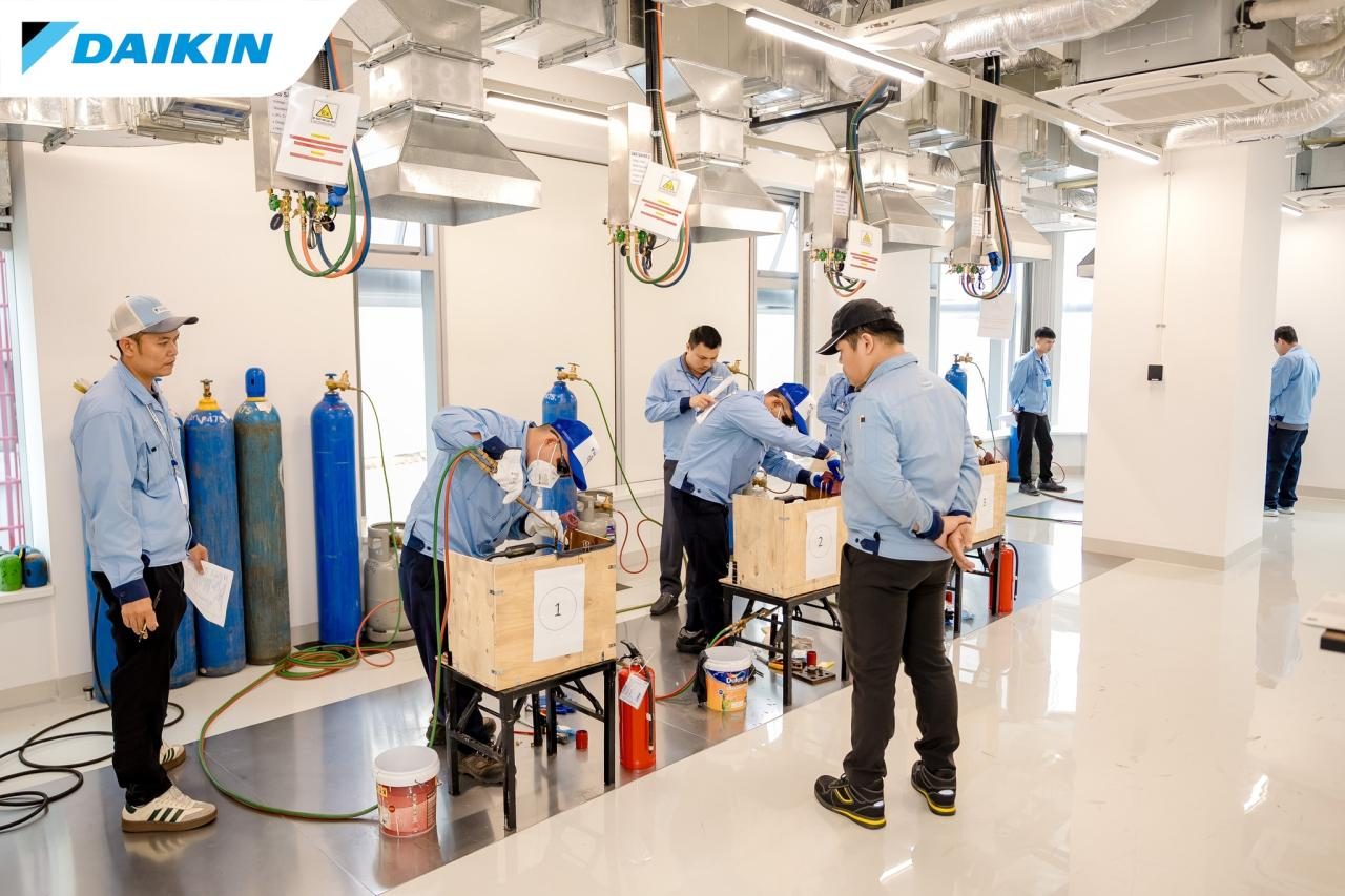 Kỹ thuật Daikin liên tục được training các khóa đào tạo