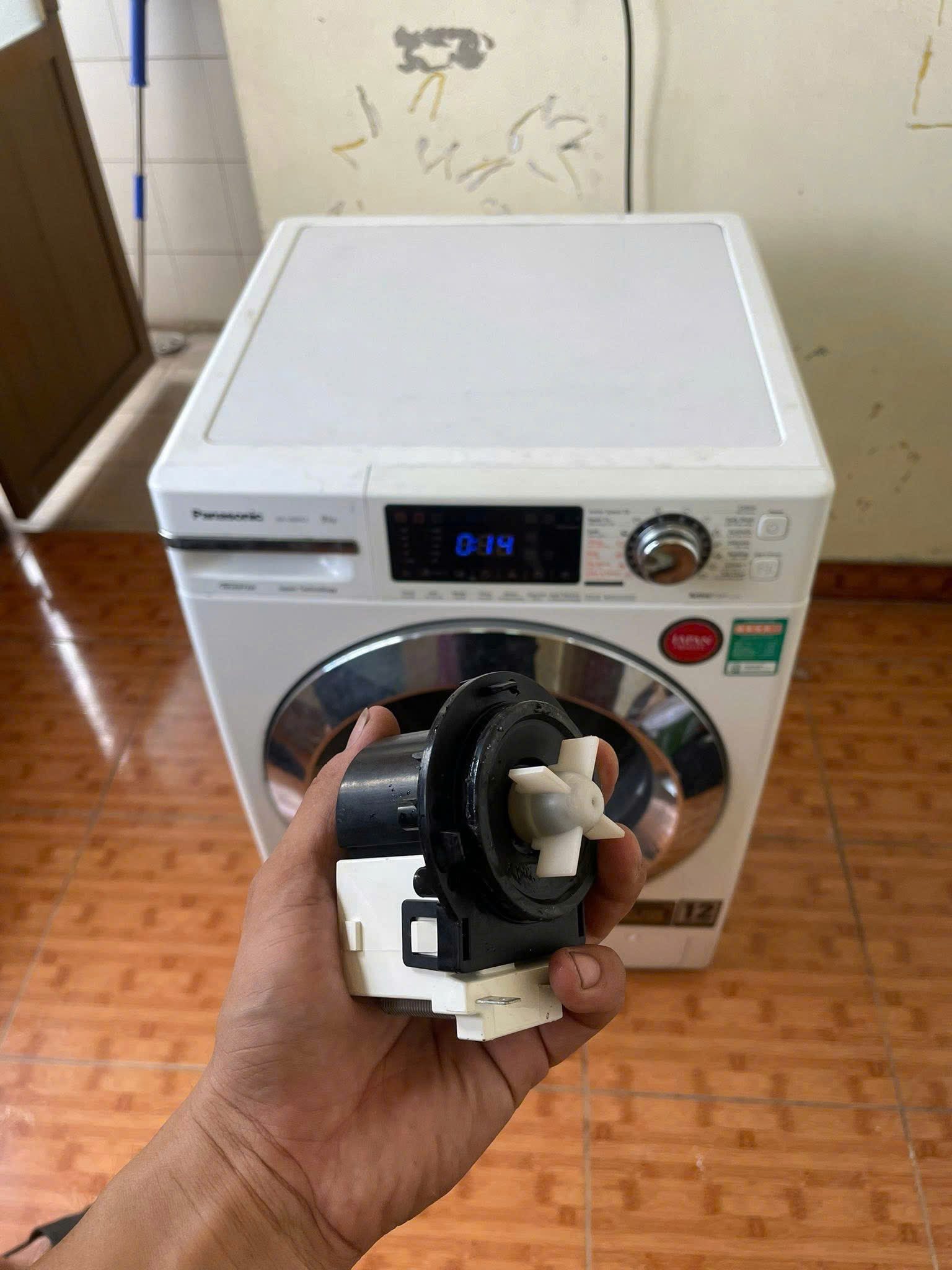 Kỹ thuật thay thế bơm xả máy giặt Panasonic tại nhà khách hàng