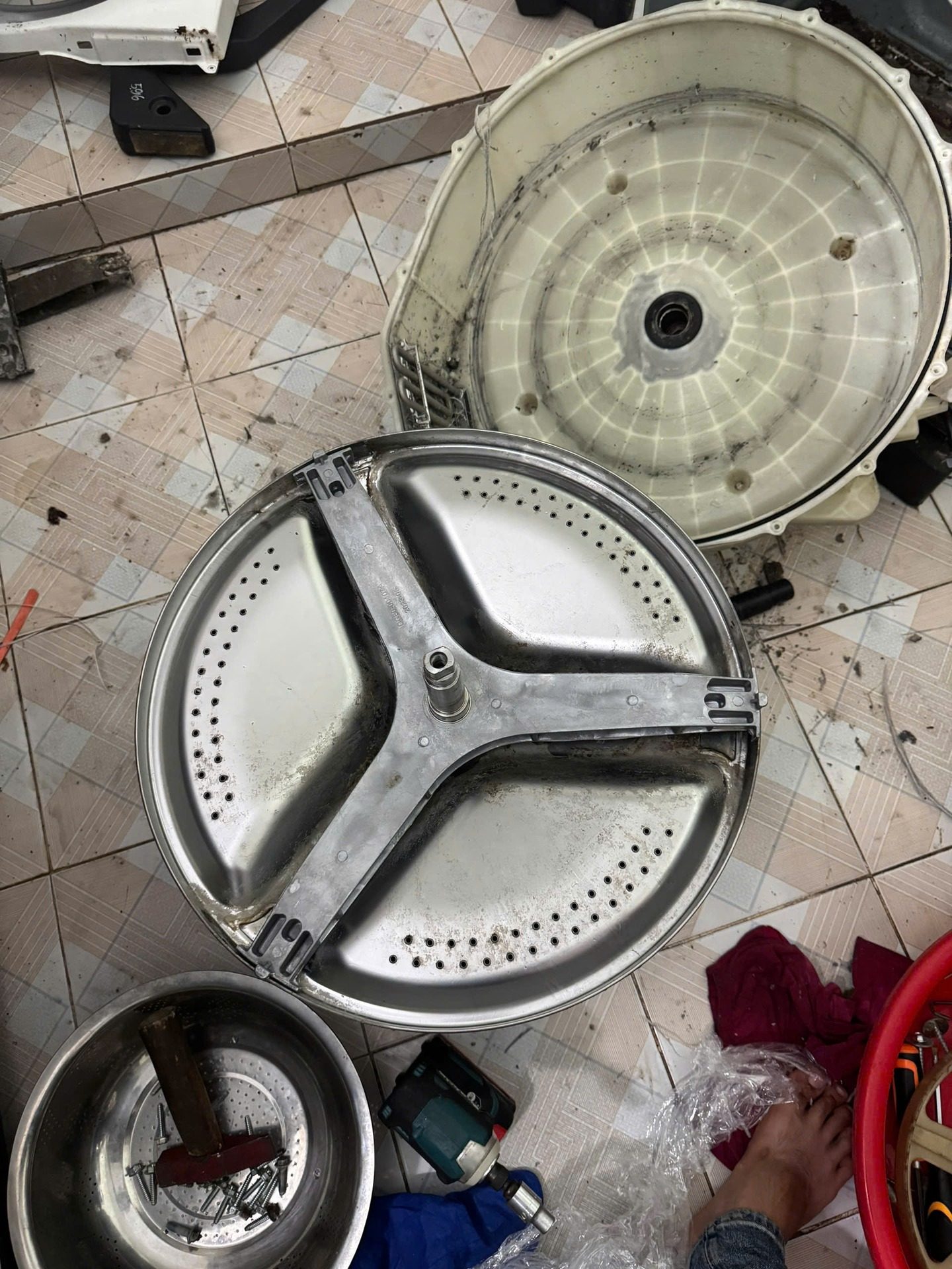 Kỹ thuật viên thay thế càng trục máy giặt kèm vệ sinh lồng máy giặt tại nhà khách hàng theo quy trình 5S hãng đề ra