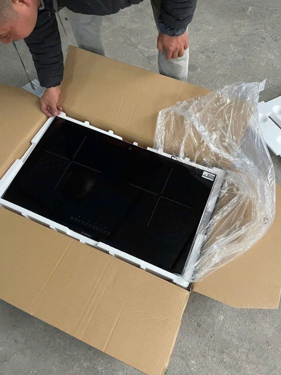 Mặt kính bếp từ Bosch chuyên nghiệp được kỹ thuật viên thay thế tại nhà khách hàng