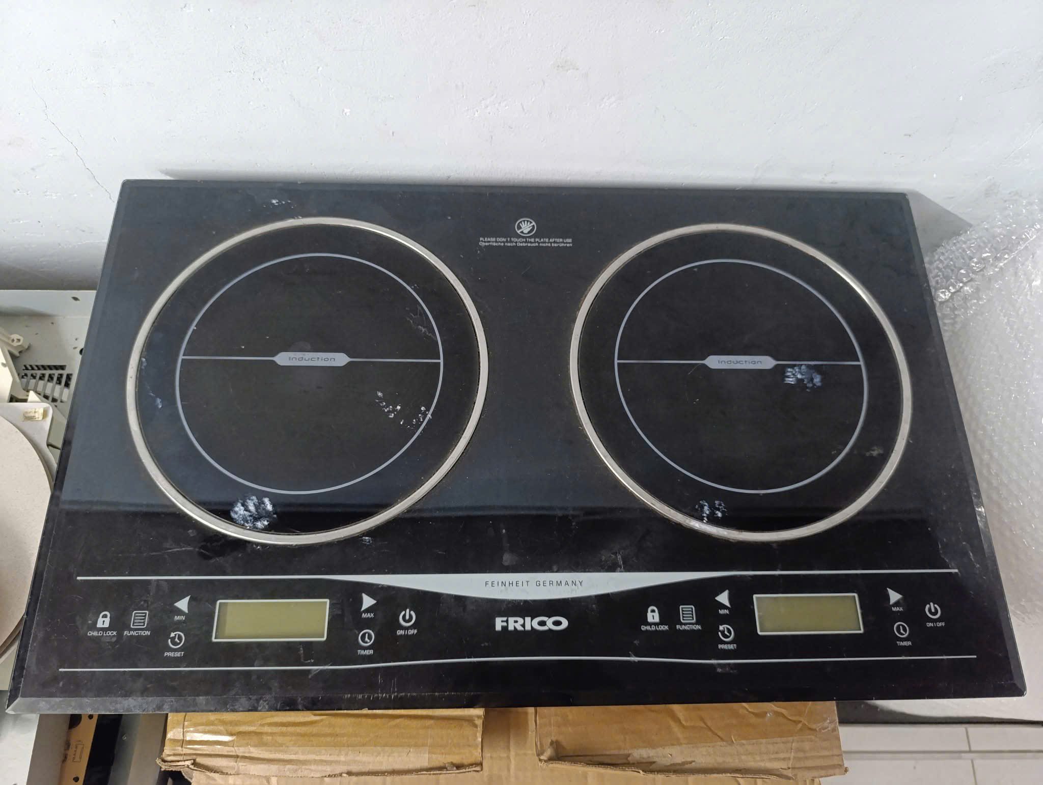 Mặt kính bếp từ Frico bị nứt dọc khiến nước rớt xuống boar mạch công suất phía dưới gây tình trạng mất nguồn