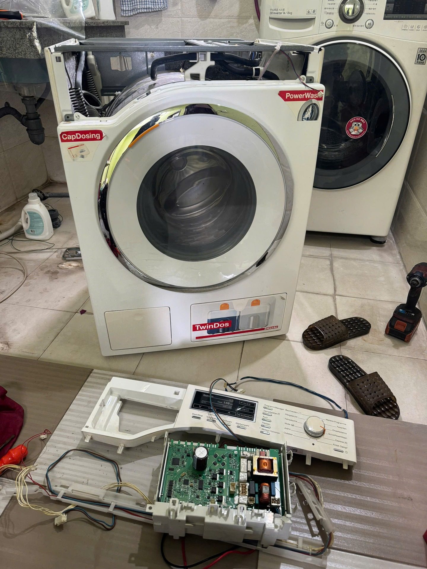 Máy giặt Miele cao cấp được kỹ thuật viên xử lý nhanh chóng tại nhà khách hàng