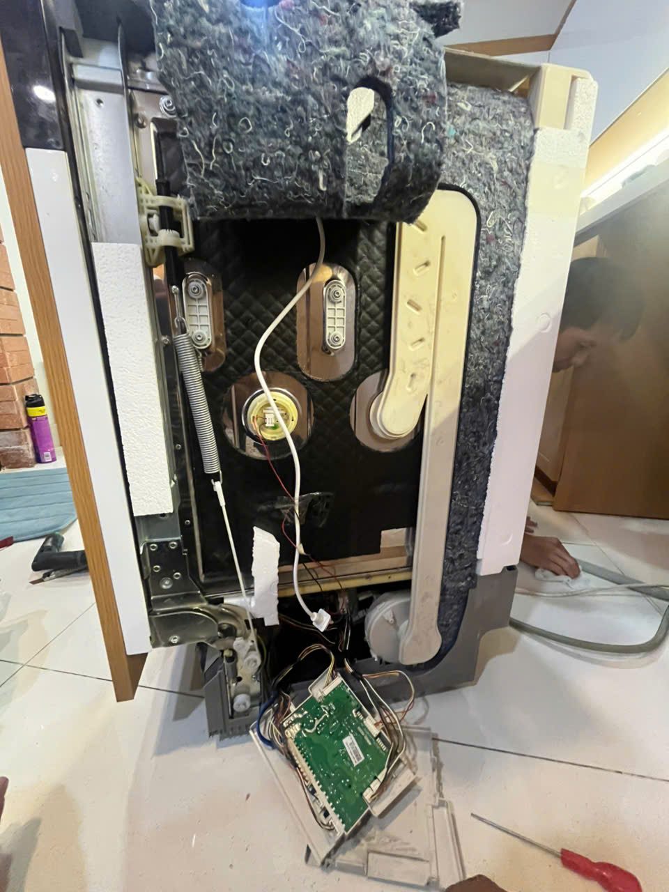 Sửa máy rửa bát Miele âm tủ ko hoạt động