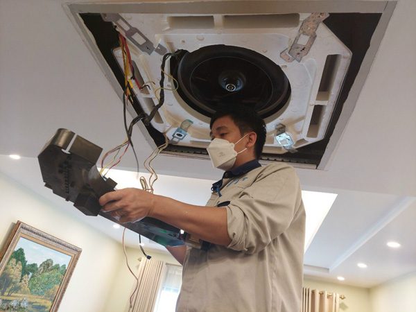 Vệ sinh bảo dưỡng hệ thống daikin âm trần ống gió